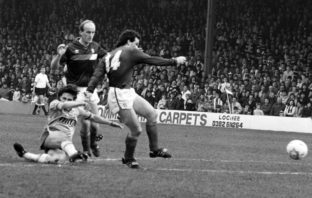 Albert Kidd scores for Dundee to deny Hearts the title on 4 May 1986