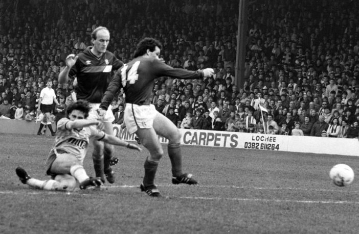 Albert Kidd scores for Dundee to deny Hearts the title on 4 May 1986