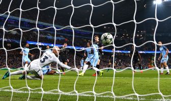 Paddy Robers scores