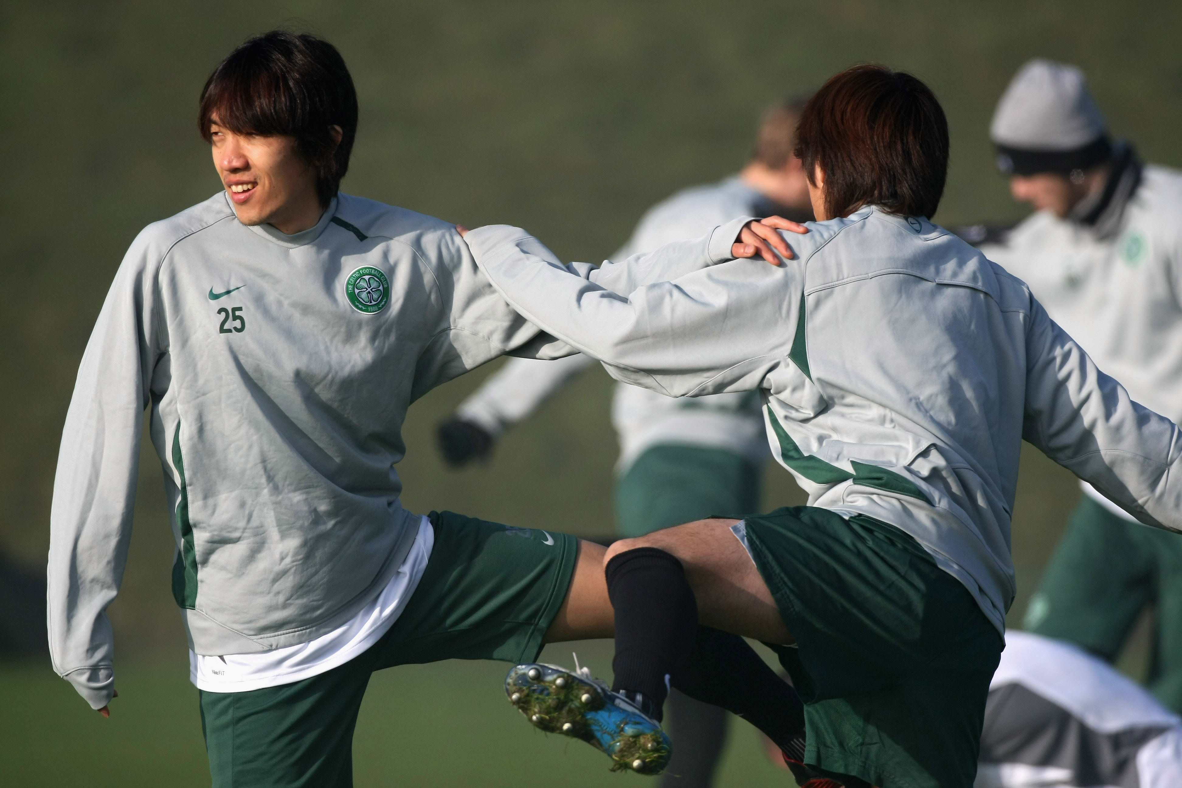 Shunsuke Nakamura and Koki Mizuno warm up 
