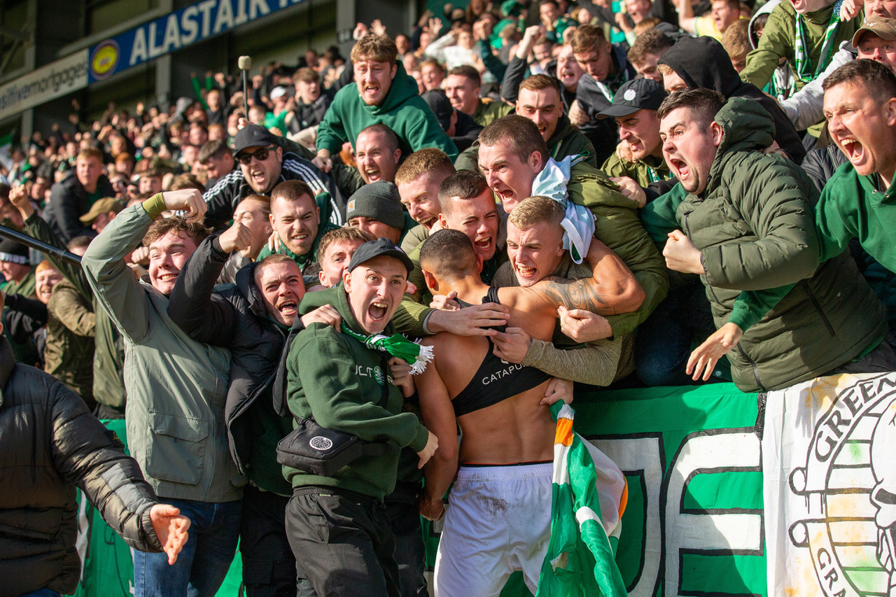 Gorgios Giakoumakis celebrates with Celtic fans