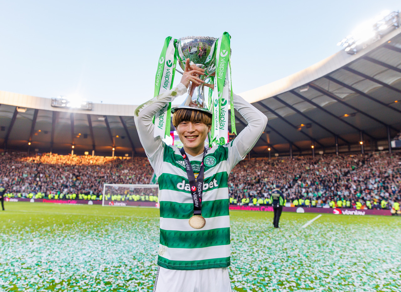 Kyogo with the League Cup