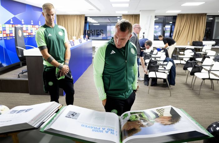 Brendan Rodgers and Joe Hart look at a photo of Wim Jansen.