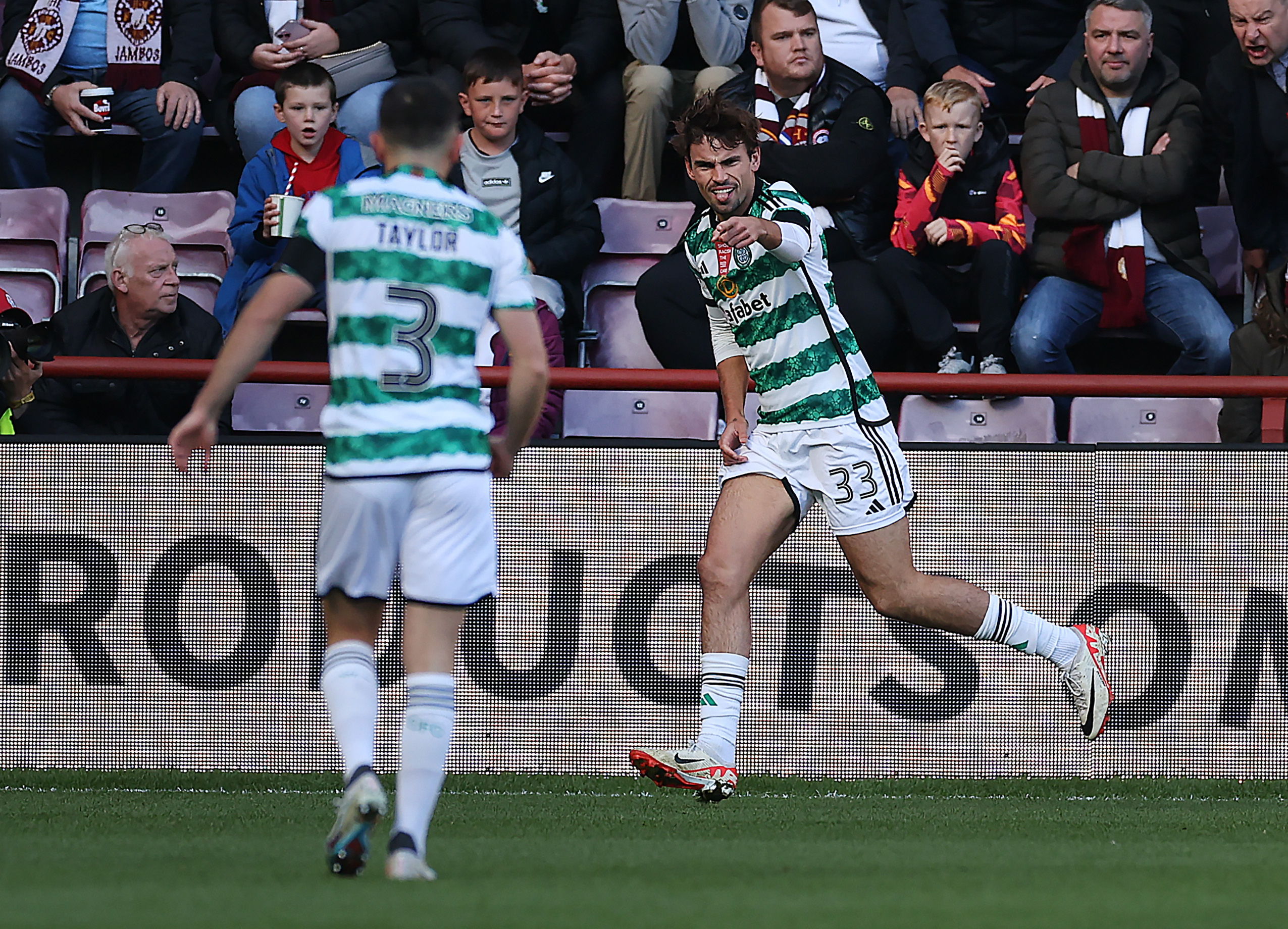 Matt O'Riley of Celtic celebrates