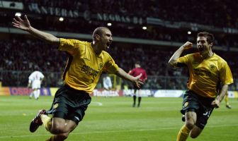 Henrik Larsson of Celtic celebrates