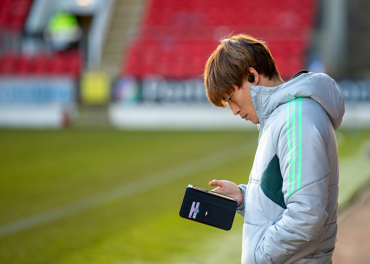 Kyogo checks his phone