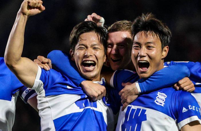 Tomoki Iwata celebrates