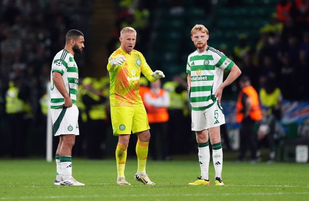 Kasper Schmeichel in discussion with Cameron Carter-Vickers and Liam Scales