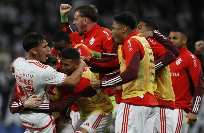 Alexandro Bernabei (L) of Internacional celebrates scoring