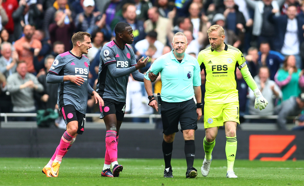 Kasper Schmeichel complains to Jon Moss