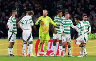 Kasper Schmeichel speaks to his teammates