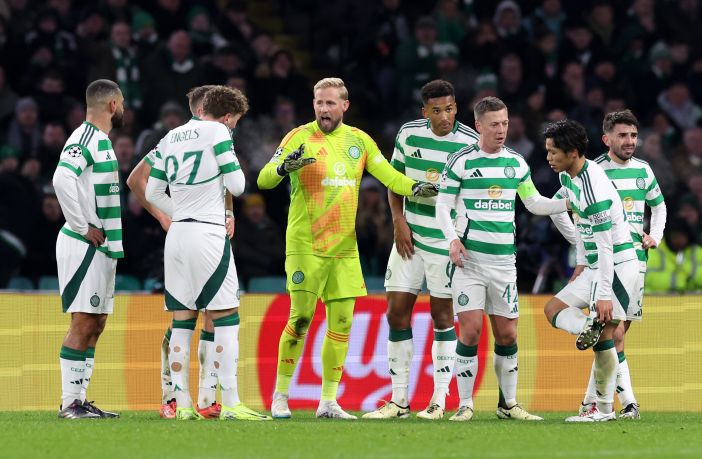 Kasper Schmeichel speaks to his teammates