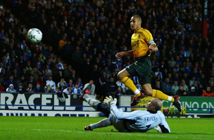Henrik Larsson scores