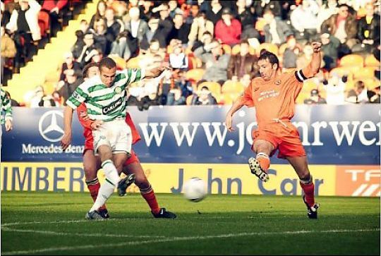 Henrik Larsson scores