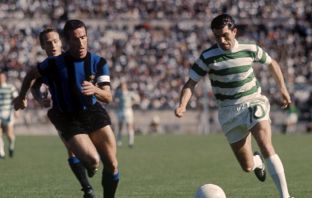 Armando Picchi chases Bertie Auld in Lisbon
