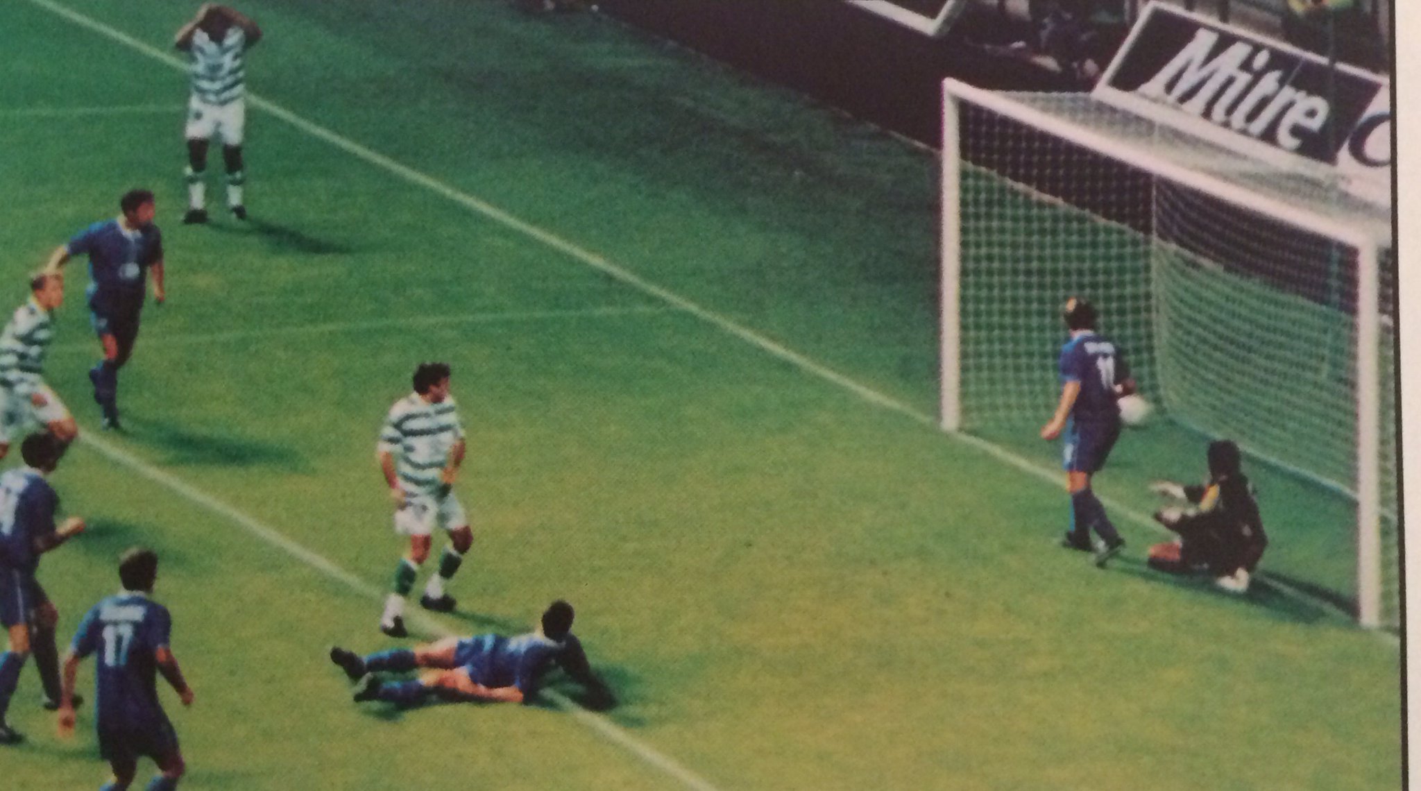 Darren Jackson scores