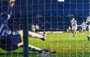 Henrik Larsson scores