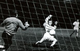 Bobby Lennox scores