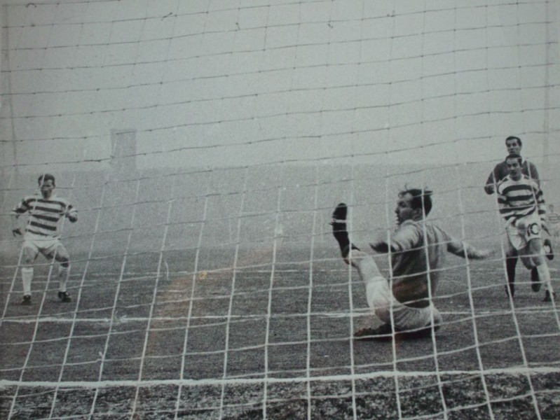 Stevie Chalmers scores