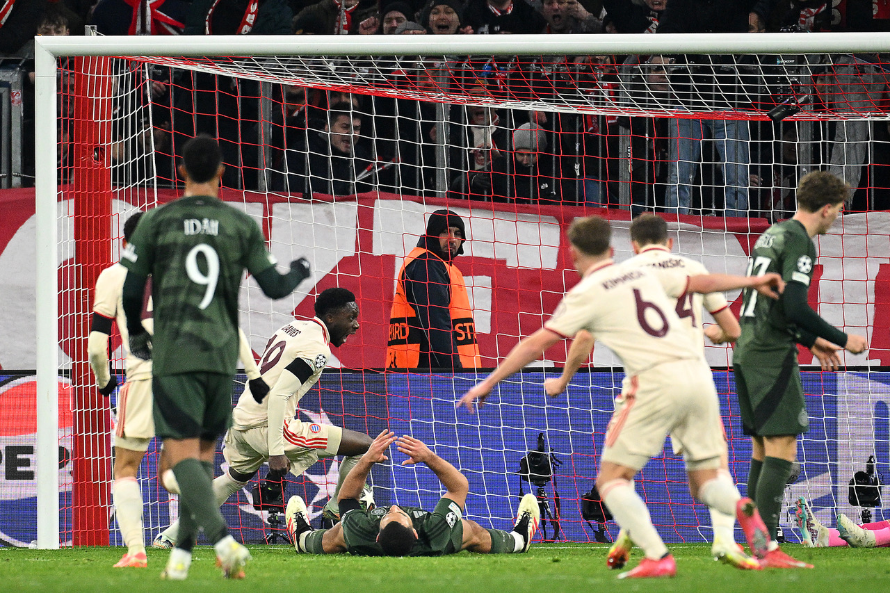Alphonso Davies scores