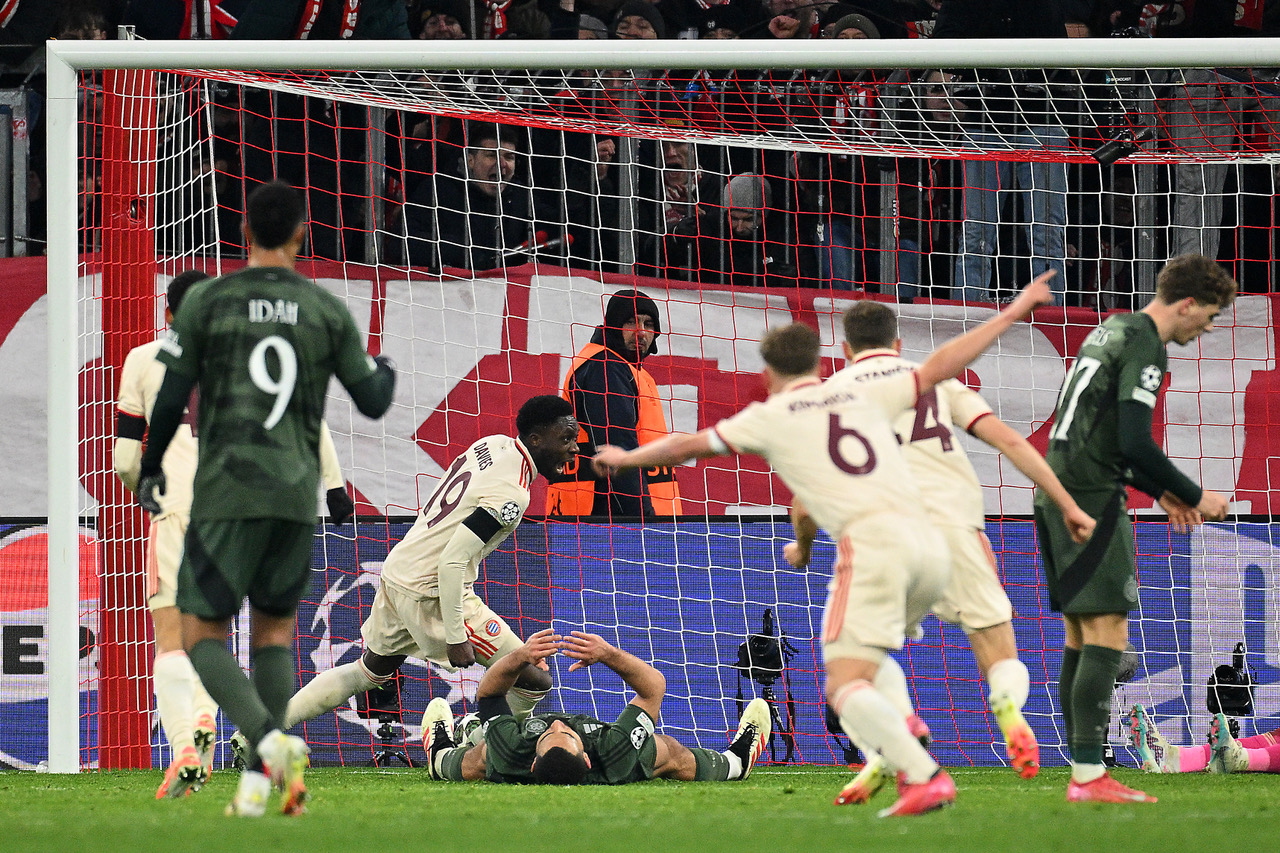 Alphonso Davies scores