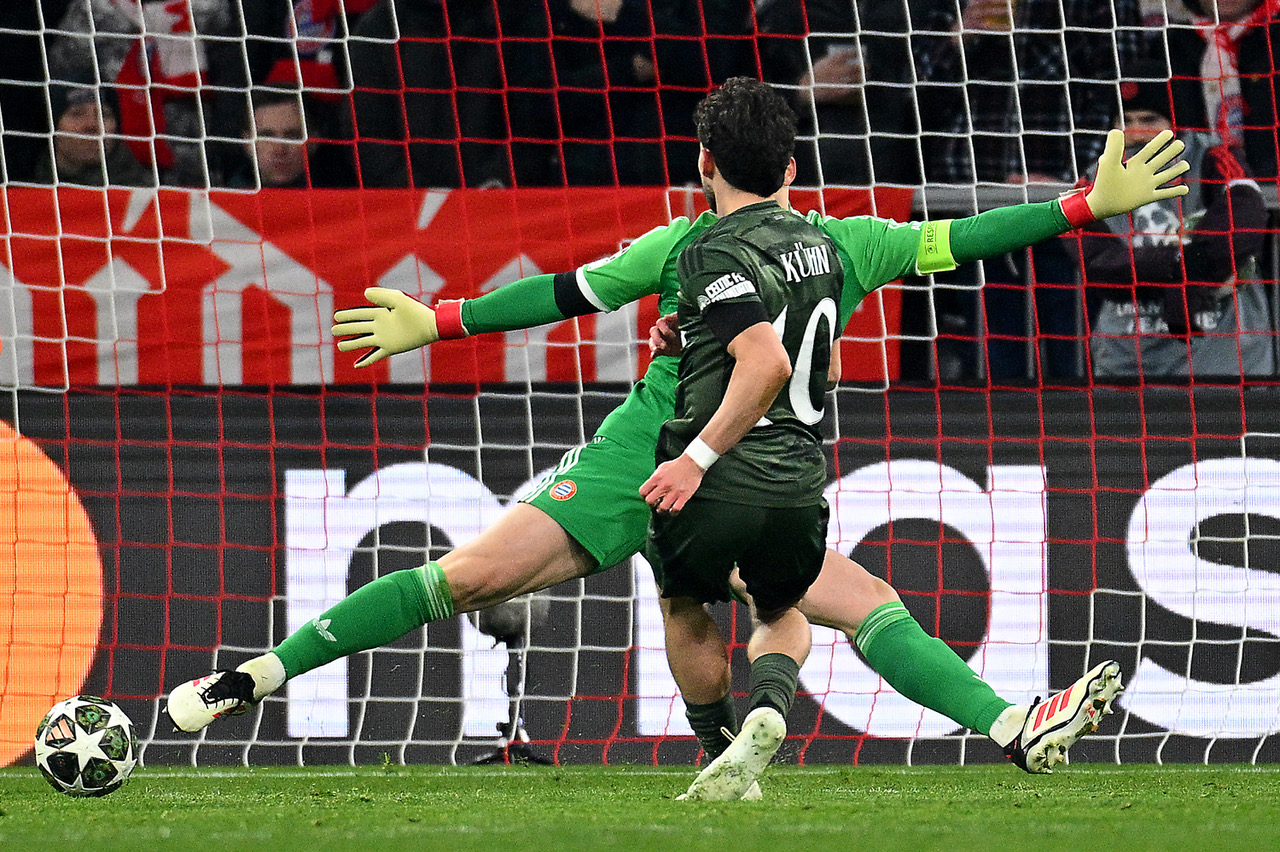 Nicolas Kühn scores