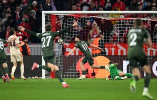 Nicolas Kühn scores