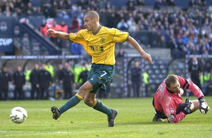Henrik Larsson scores
