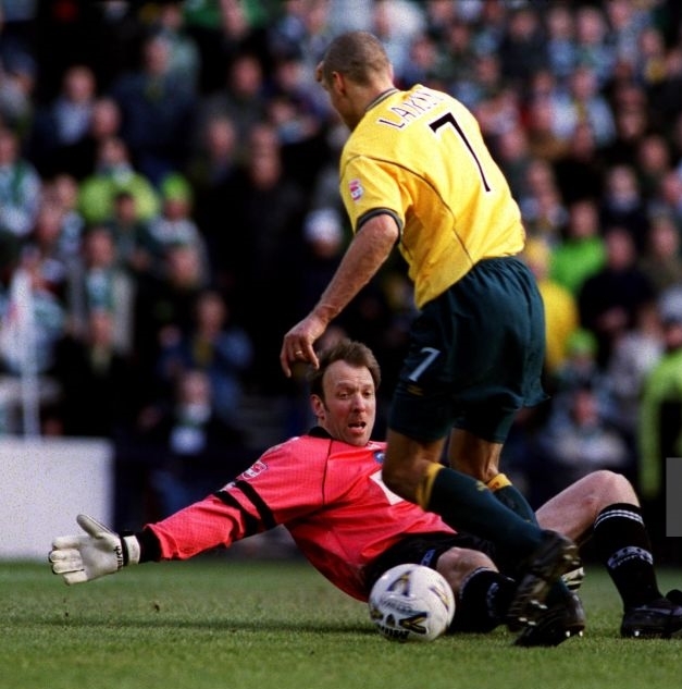 Henrik Larsson scores
