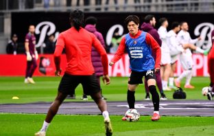 Kyogo warms up ahead of the game against PSG