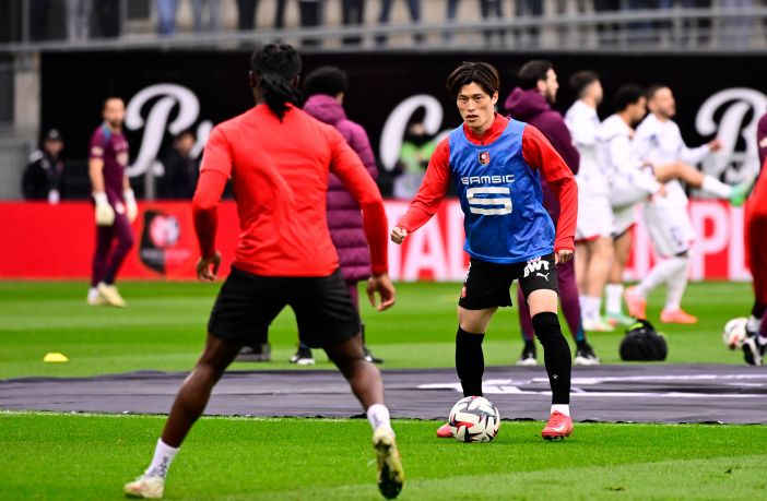 Kyogo warms up ahead of the game against PSG