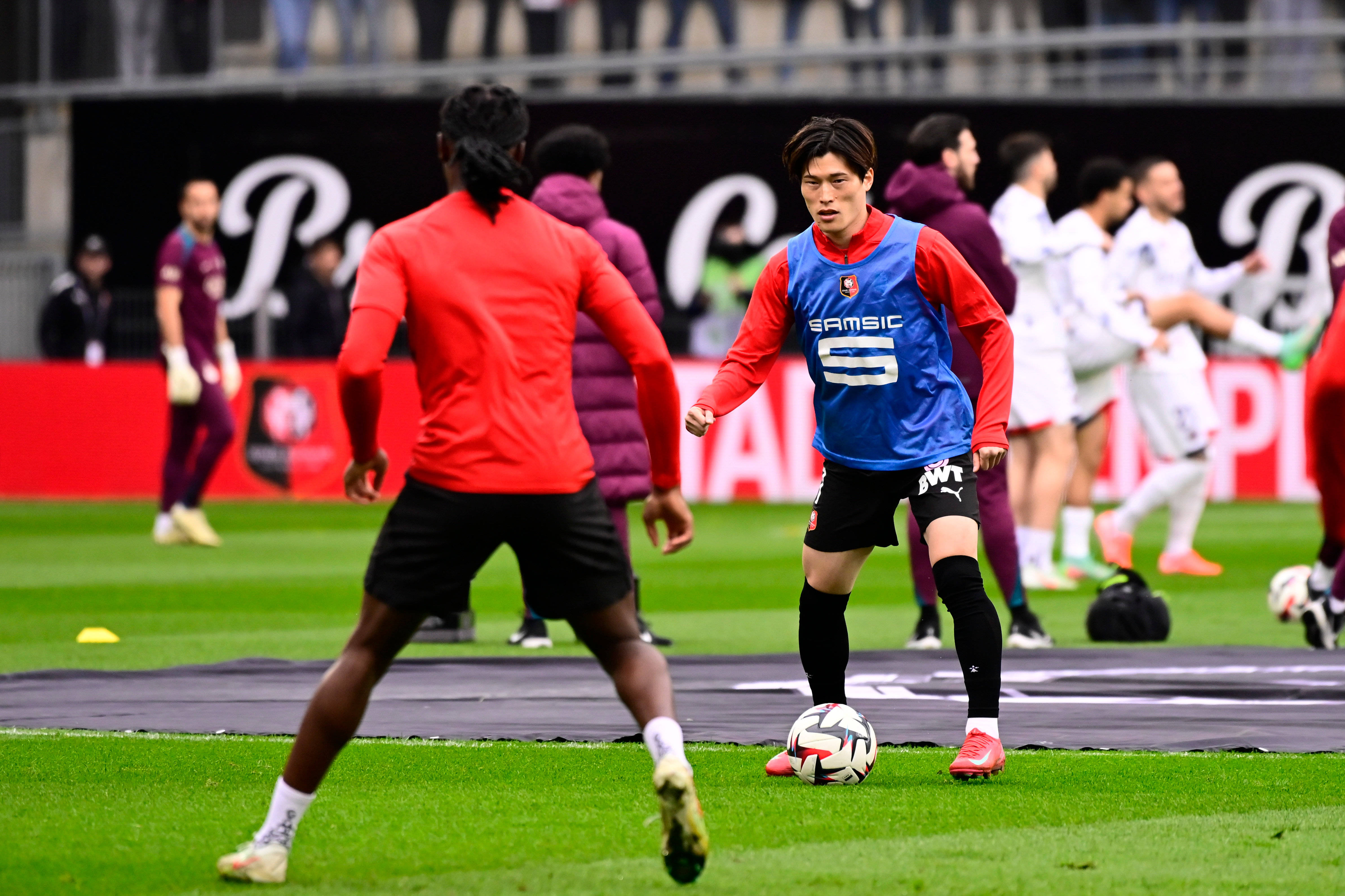 Kyogo warms up ahead of the game against PSG
