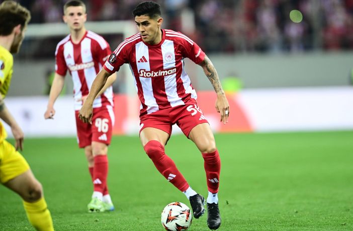 Luis Palma in action for Olympiacos
