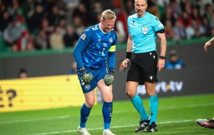 Kasper Schmeichel in pain in Lisbon