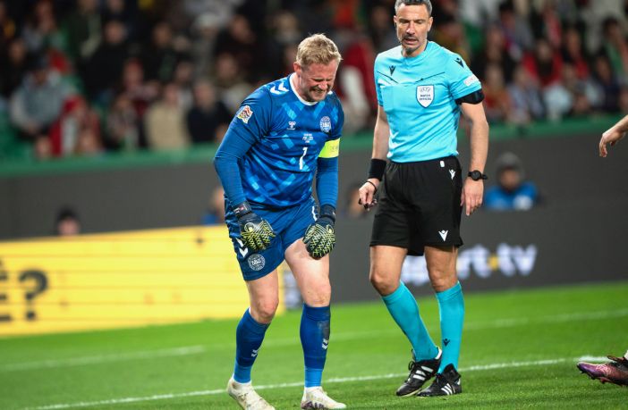 Kasper Schmeichel in pain in Lisbon