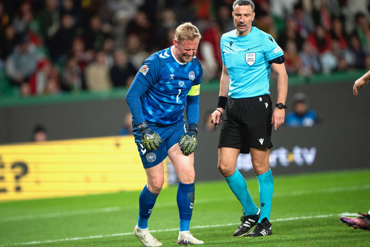 Kasper Schmeichel in pain in Lisbon