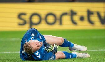 Kasper Schmeichel is in pain in the shoulder