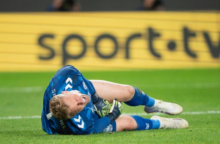 Kasper Schmeichel is in pain in the shoulder
