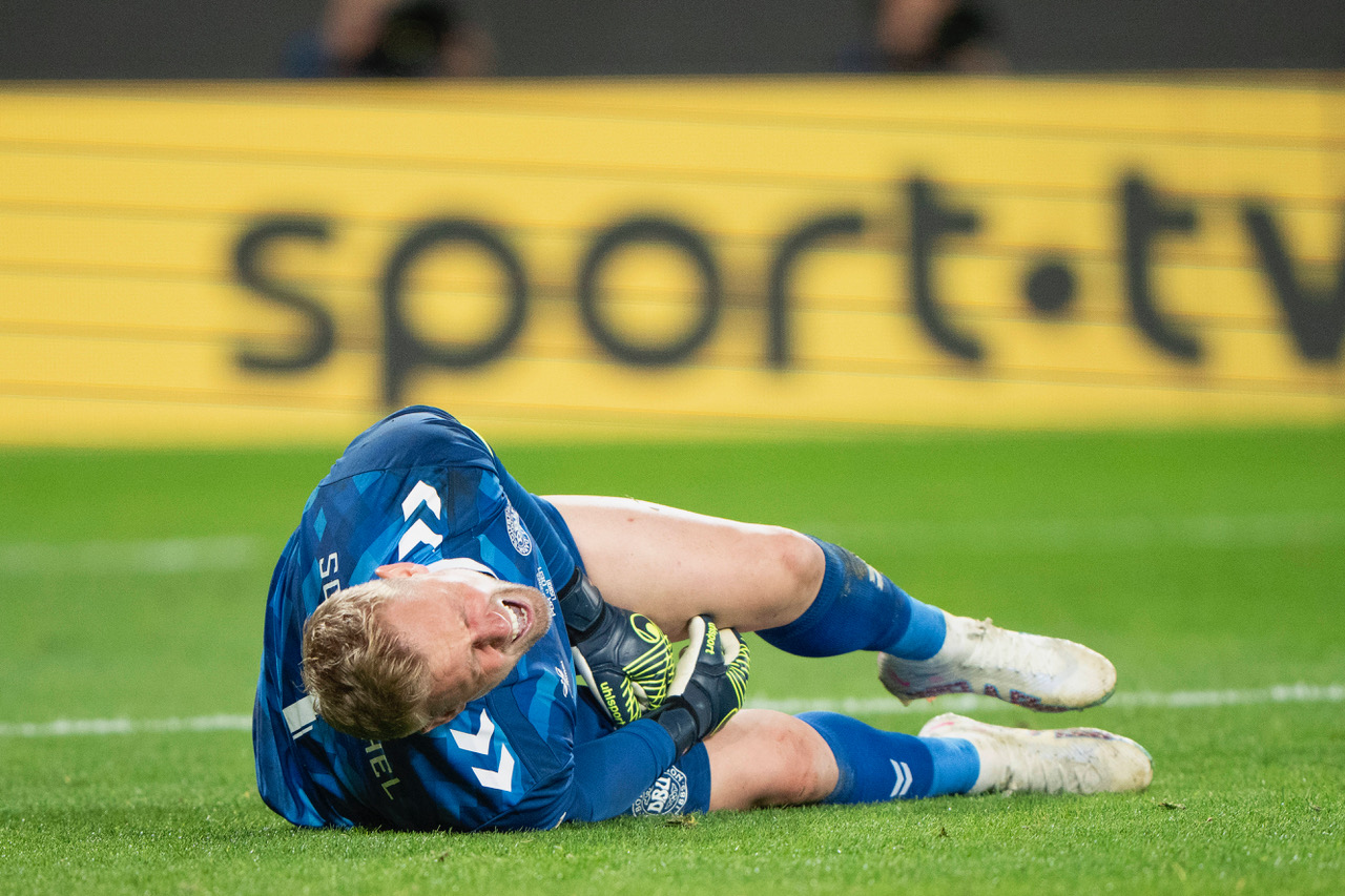 Kasper Schmeichel is in pain in the shoulder