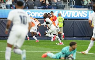 Cecilio Waterman of Panama celebrates