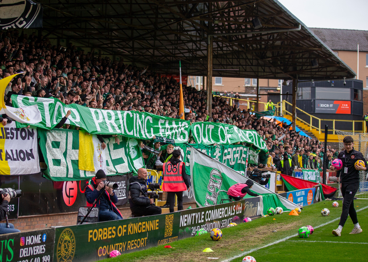 Celtic fans protest at Tannadice 