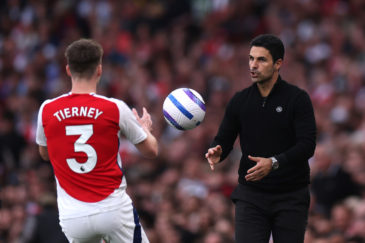 Mikel Arteta throws the ball to Kieran Tierne