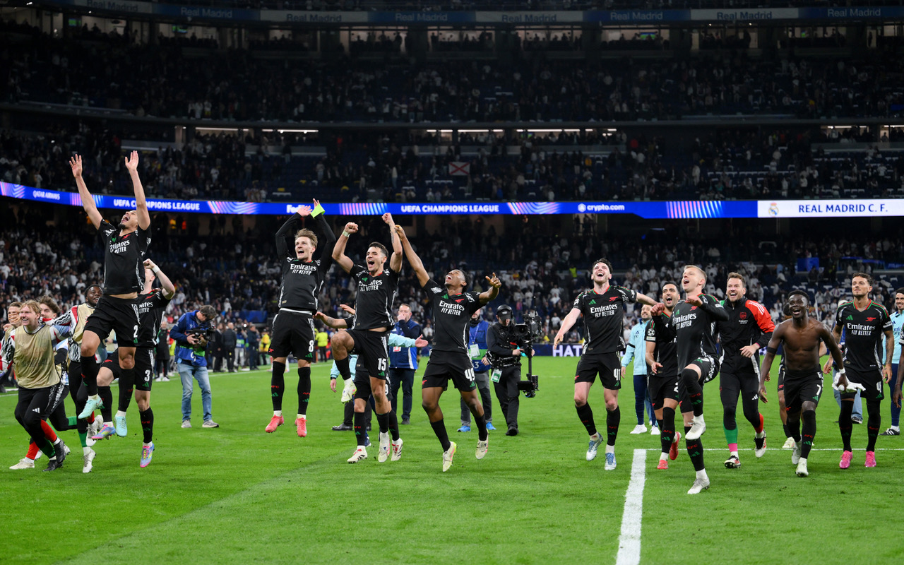Kieran Tierney celebrates with his Arsenal teammates