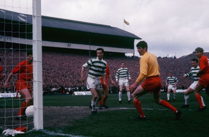 Willie Wallace scores