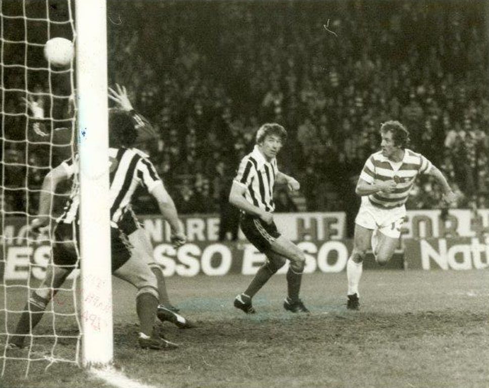 Bobby Lennox scores 