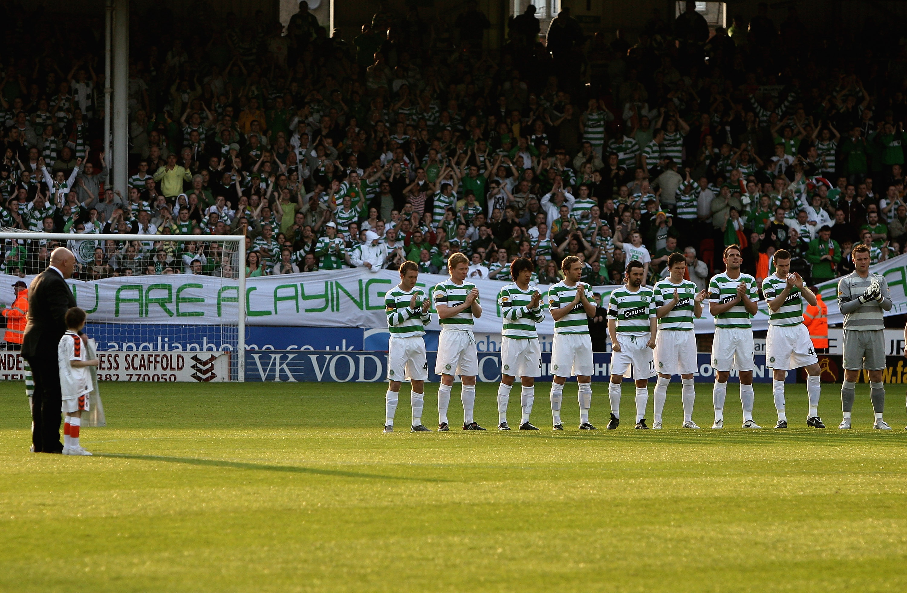 Celtic players tribute to Tommy Burns 