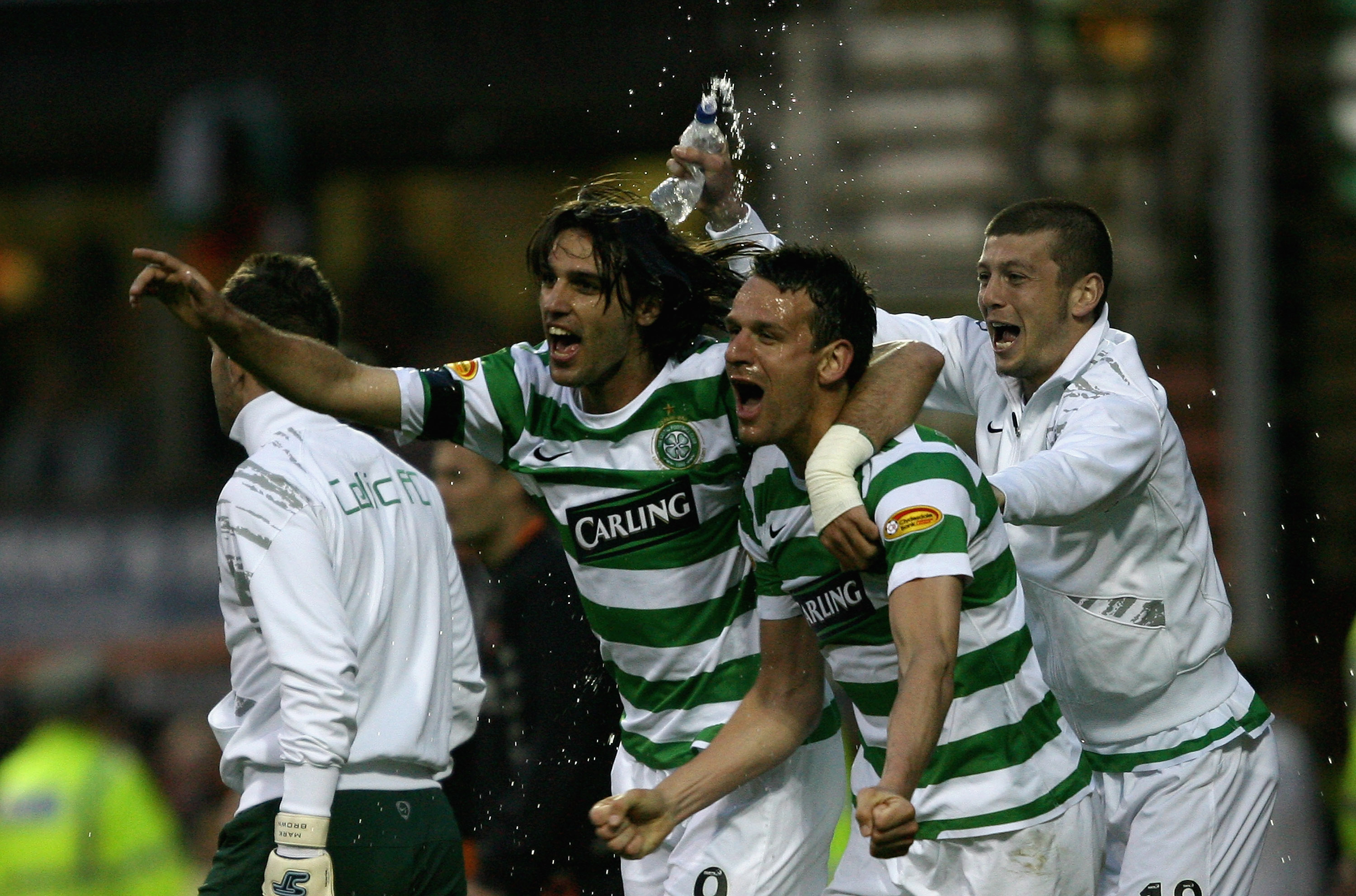 Massimo Donati of Celtic pours water over team mates Georgios Samaras and Jan Vennegoor of Hesselink 