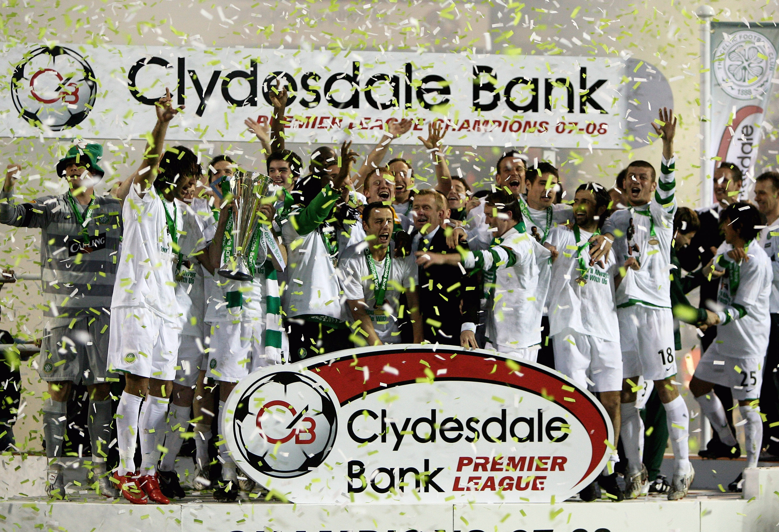 Celtic players hold aloft the trophy