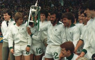 Danny McGrain lifts the trophy in 1981