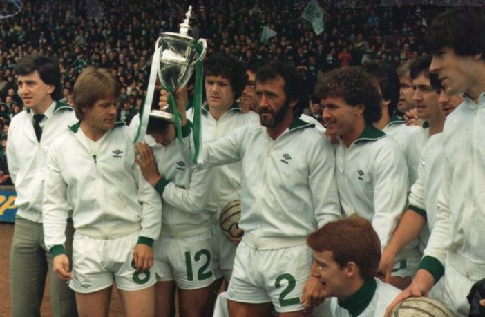 Danny McGrain lifts the trophy in 1981